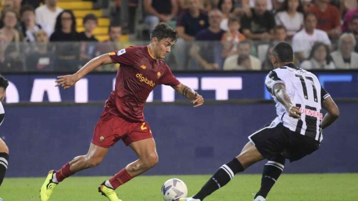 Dybala jugando con la Roma de la Serie A 2022