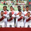 Selección Peruana usando la primera camiseta del equipo