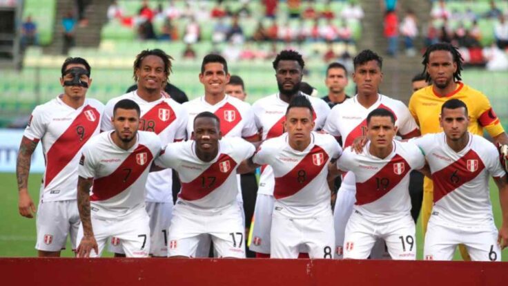 Selección Peruana usando la primera camiseta del equipo