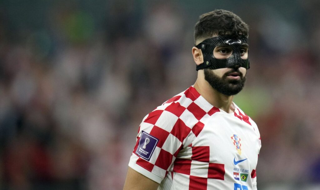 Jugador de Croacia con máscara